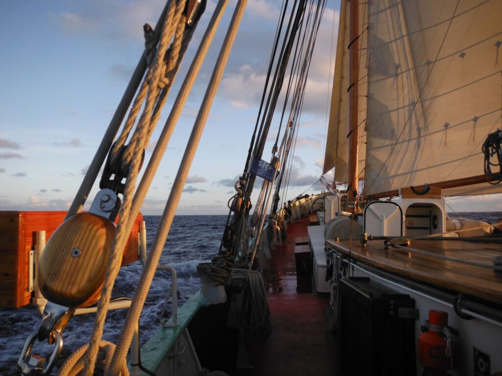 running backstay on sailboat